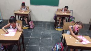 Crianças confeccionam calculadora manual